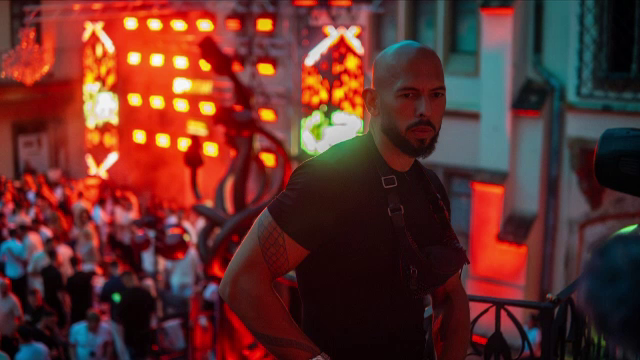 Scandal după ce Andrew Tate a participat la o petrecere în Muzeul Brukenthal. Cât a costat biletul plătit de influencer