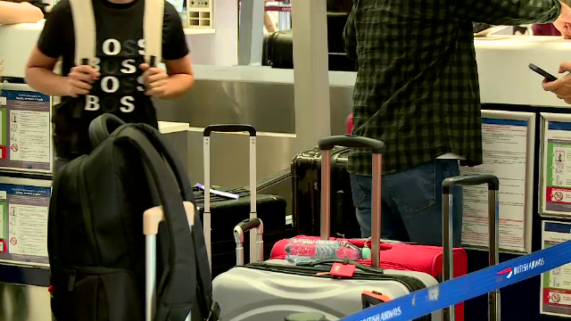 Proiect: Companiile aeriene să nu mai aibă voie să ceară bani în plus pentru bagajul de mână, în România