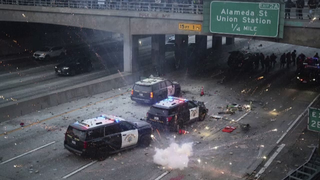 Protestele împotriva raidurilor privind imigraţia s-au extins în marile orașe din SUA. Trump, amenințat cu instanța