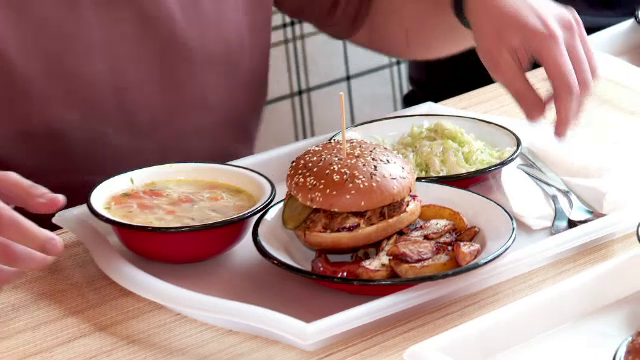 7 din 10 angajați iau prânzul în fața calculatorului. Obiceiul poate crea probleme pe termen lung