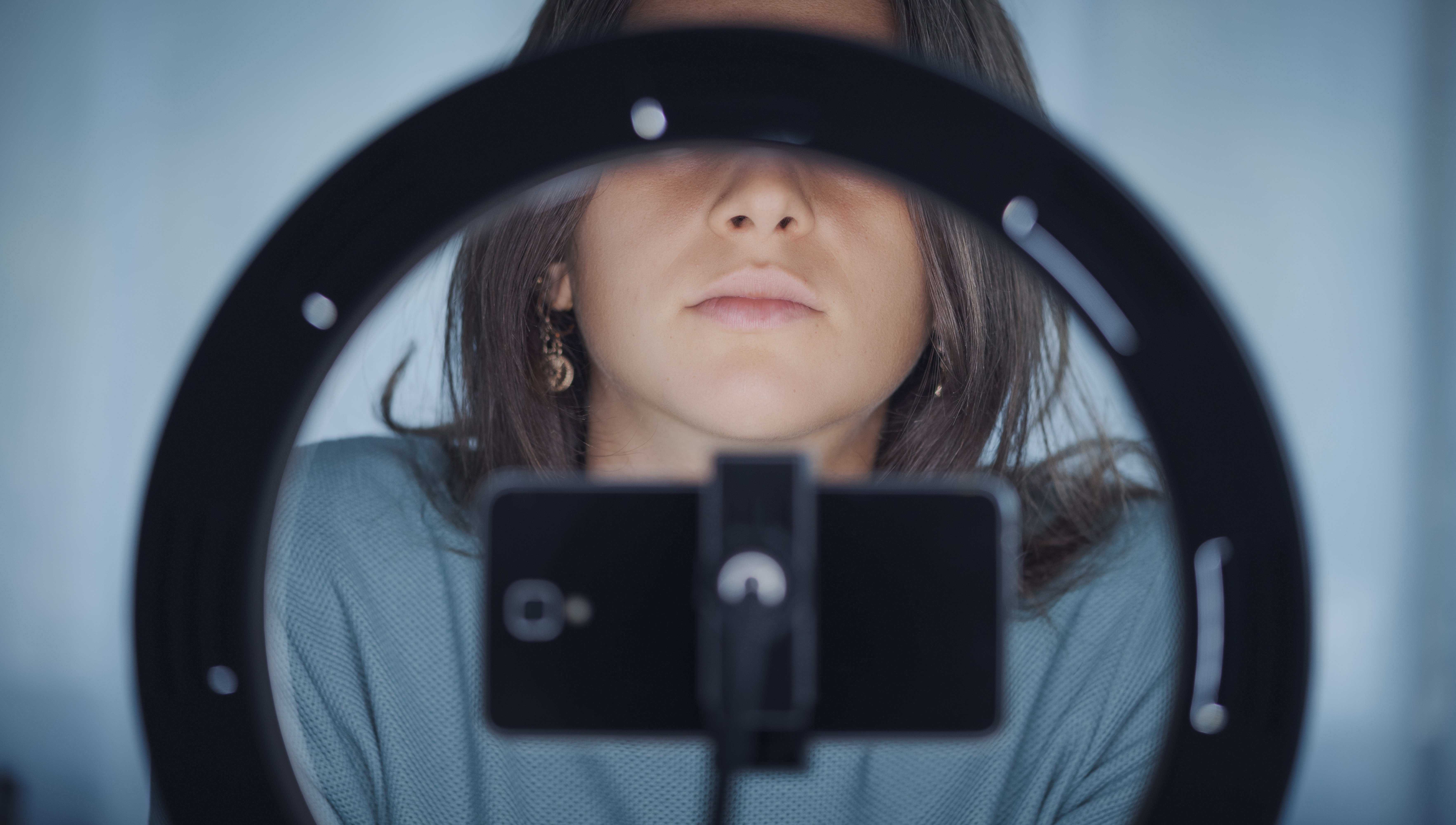 Bărbat arestat în Ungaria după ce a convins o influenceră să-și dea foc pe TikTok. Râdea în hohote și număra secundele