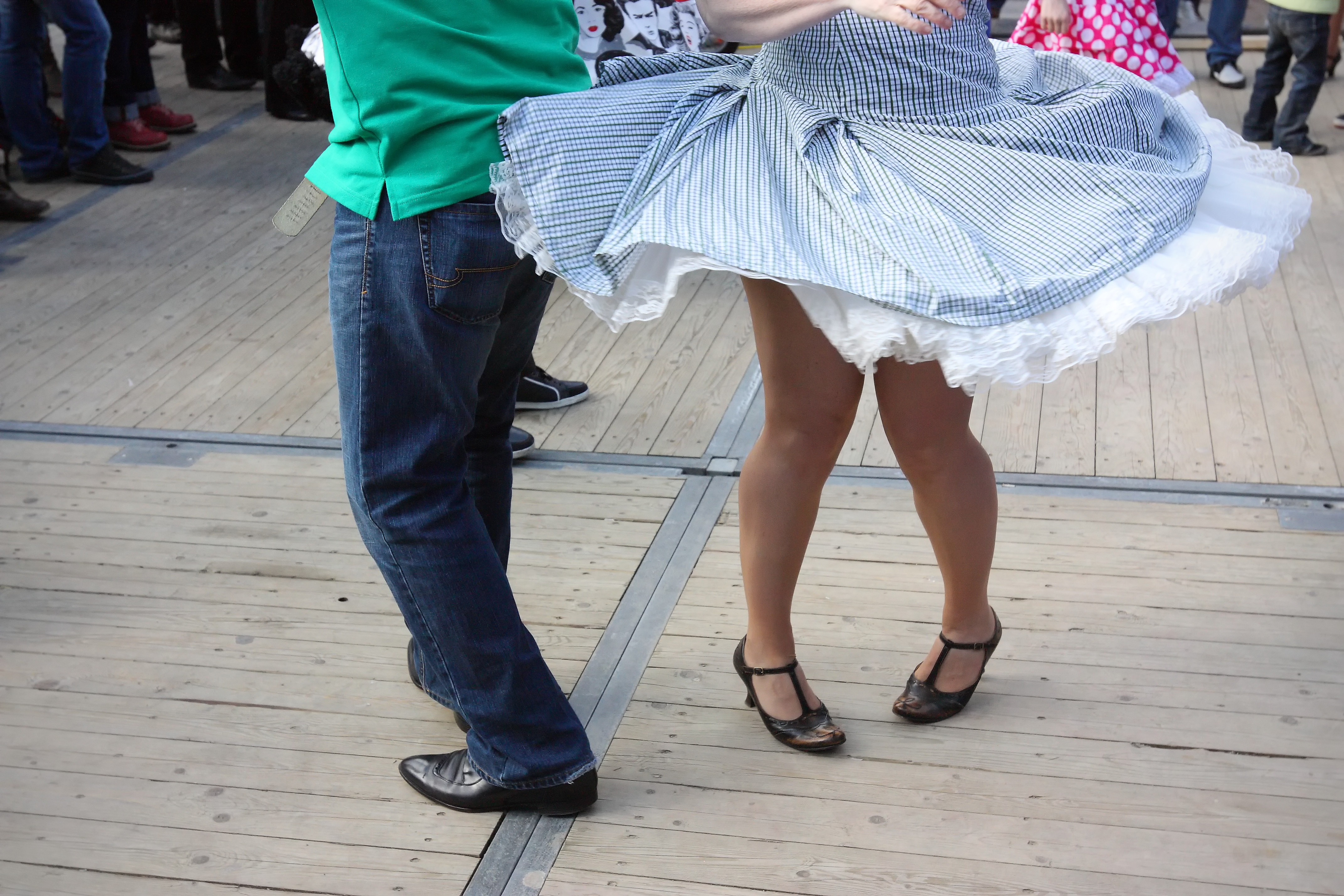 Copii anchetați penal în Brașov pentru ”figuri cu caracter obscen ale dansului american decadent rock & roll” | FOTO