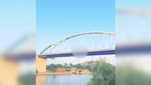 Momentul în care tânărul de 22 de ani a plonjat spre moarte, de pe podul din Murfatlar. Gestul șocant a fost filmat