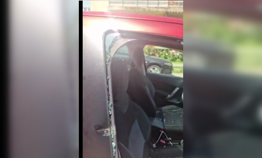 Un bărbat din Focșani a sărit în fața unei mașini a luat un indicator și a spart geamul autovehicului. VIDEO