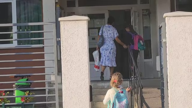 Scandal la o școală din Târgu Mureș. Certuri între învățătoare, în fața elevilor. Una dintre ele ar fi scuipat spre copii