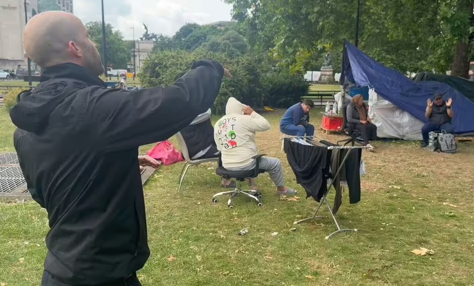 Românii care „fac ravagii” într-un cartier de lux din Londra. Stau la cort și „trăiesc din cerșit”