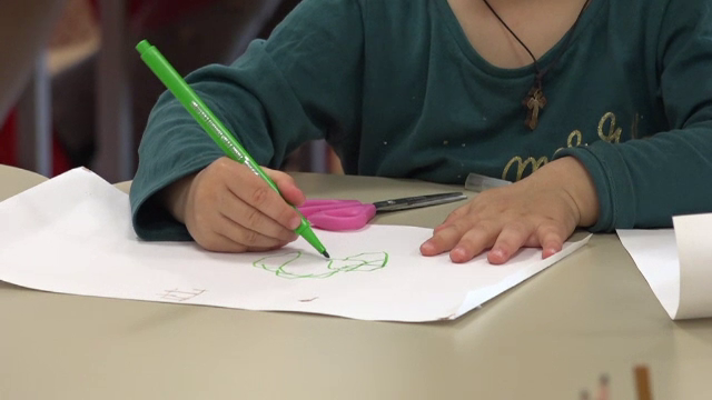 România are cei mai puțini copii care merg la grădiniță din UE. De ce îi țin părinții acasă