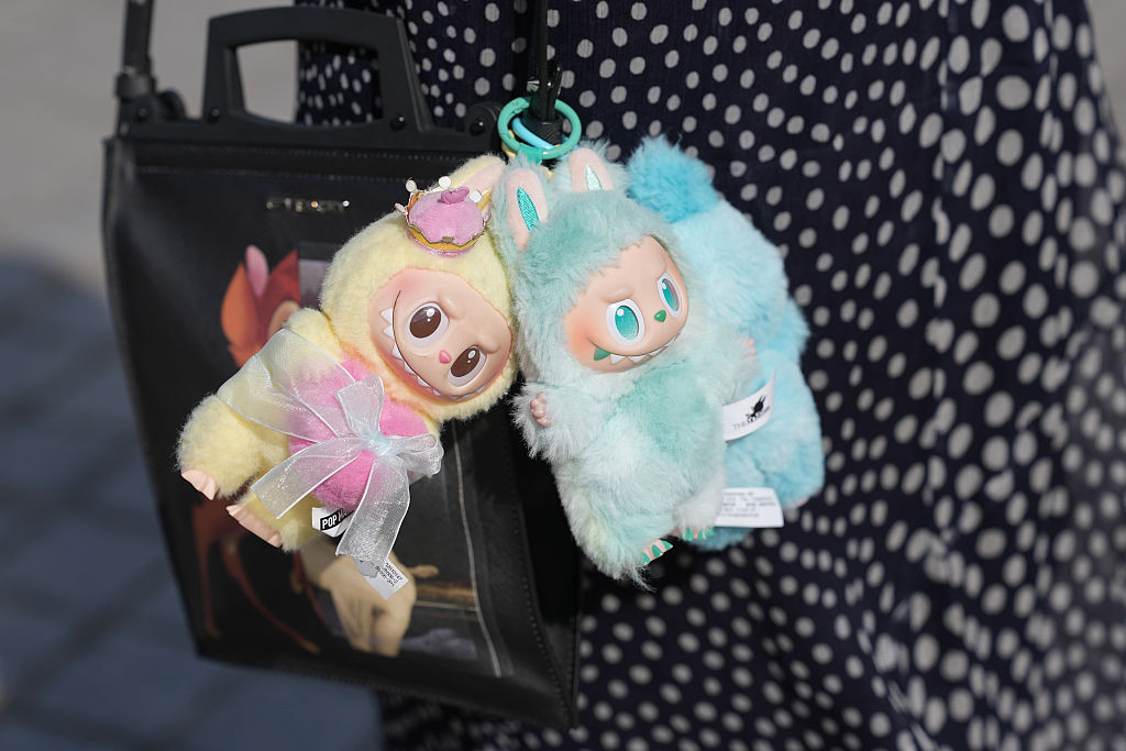 O păpușă Labubu de mărimea unui om a fost vândută pentru suma record de 150.000 de dolari. E virală pe TikTok