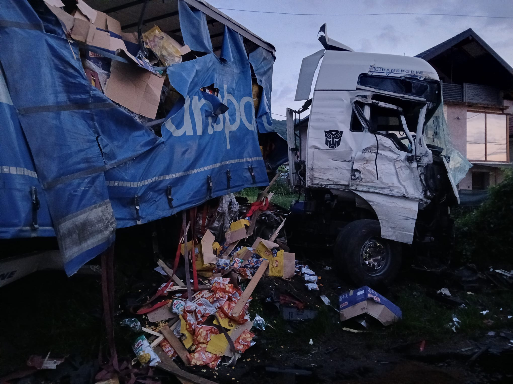 Accident grav cu un autoturism și două TIR-uri la Călimănești. Un bărbat a fost descarcerat și dus la spital