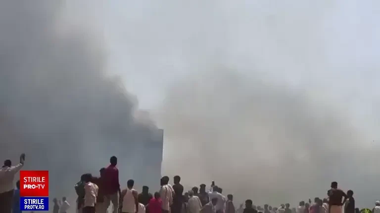 Un avion cu peste 240 de pasageri la bord care se îndrepta spre Marea Britanie s-a prăbușit în India