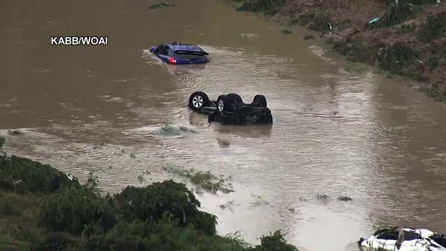Mai mulți morți după ce apele au năvălit peste un oraș din Texas. Puhoaiele au târât mașinile din trafic