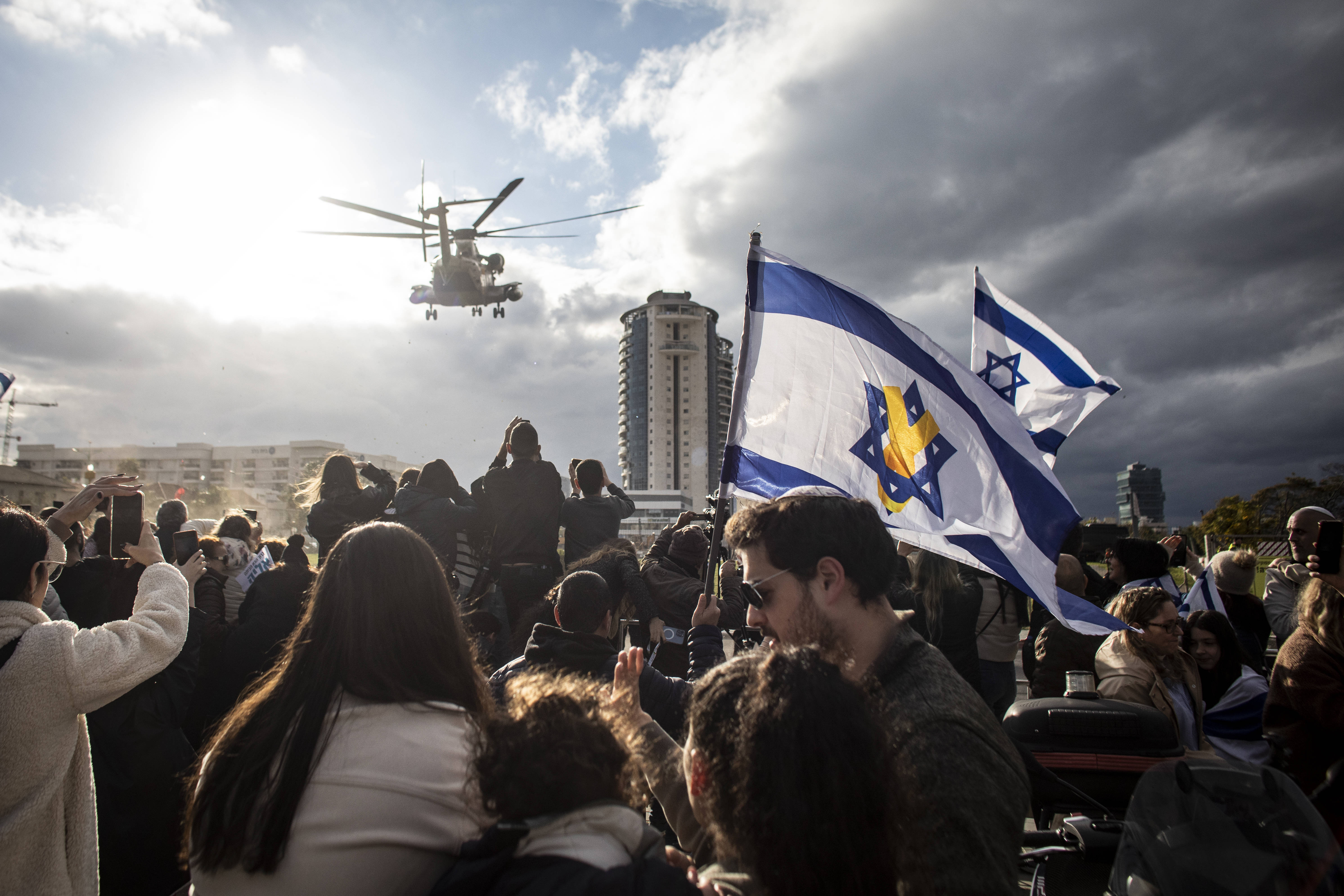 Sute de români cer să fie evacuați din Israel și Iran. Personalul neesențial din ambasade ar urma să plece