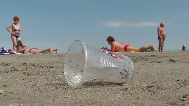 Pe litoral găsim mai mult plastic decât scoici. Activiștii cer amenzi usturătoare pentru turiștii iresponsabili