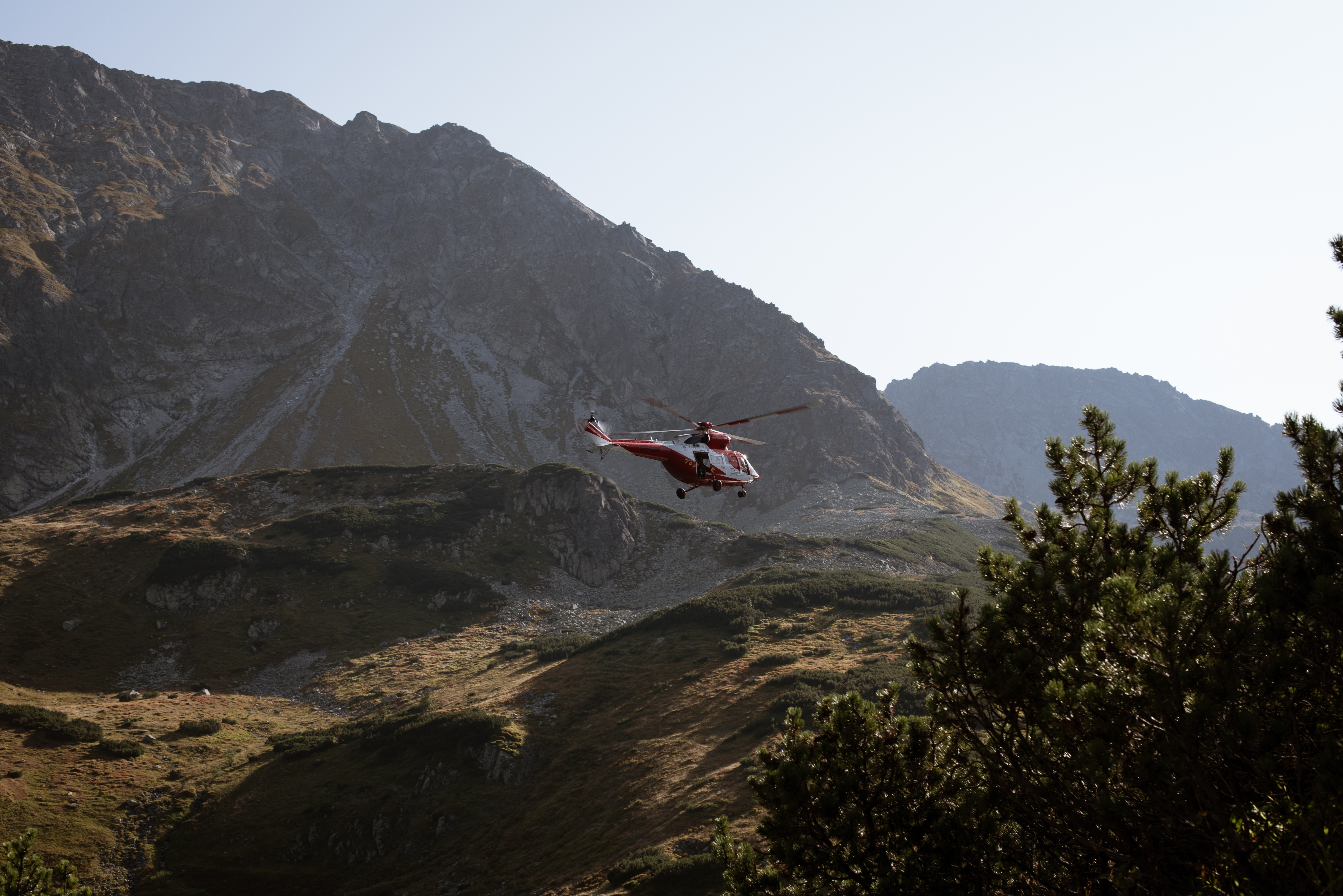 Salvamontiștii au intervenit în sprijinul a trei ucrainieni care au trecut granița prin munți. Unul dintre ei, în stare gravă