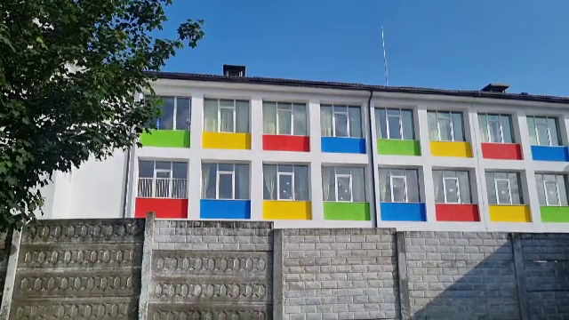 O elevă din Hunedoara s-a întors în școală după terminarea orelor și s-ar fi aruncat de la etaj. E în stare gravă la spital