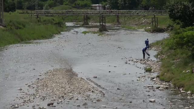 OMV Petrom a fost amendată cu 150.000 de lei după ce un râu din Bacău a fost contaminat. Ce au văzut localnicii în apă