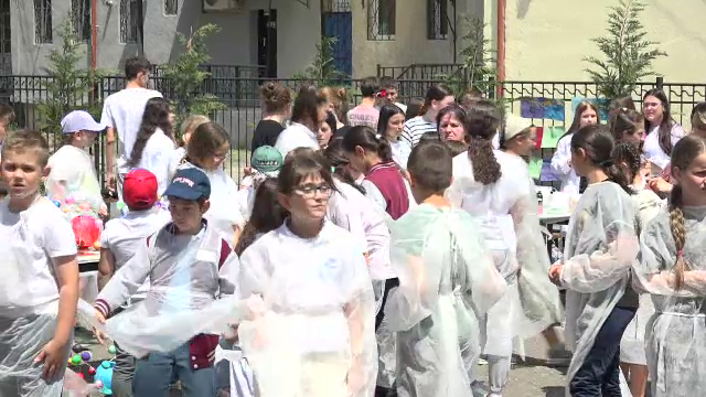 Elevii unui liceu din Alba au îmbrăcat pentru o zi halatele de chimist. Curtea școlii s-a transformat într-un laborator