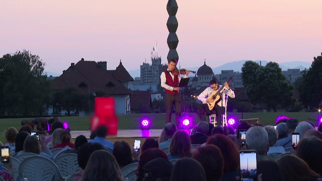 Violonistul Alexandru Tomescu, spectacol lângă Coloana Infinitului: „Rămâi atât de mic în fața muzicii”