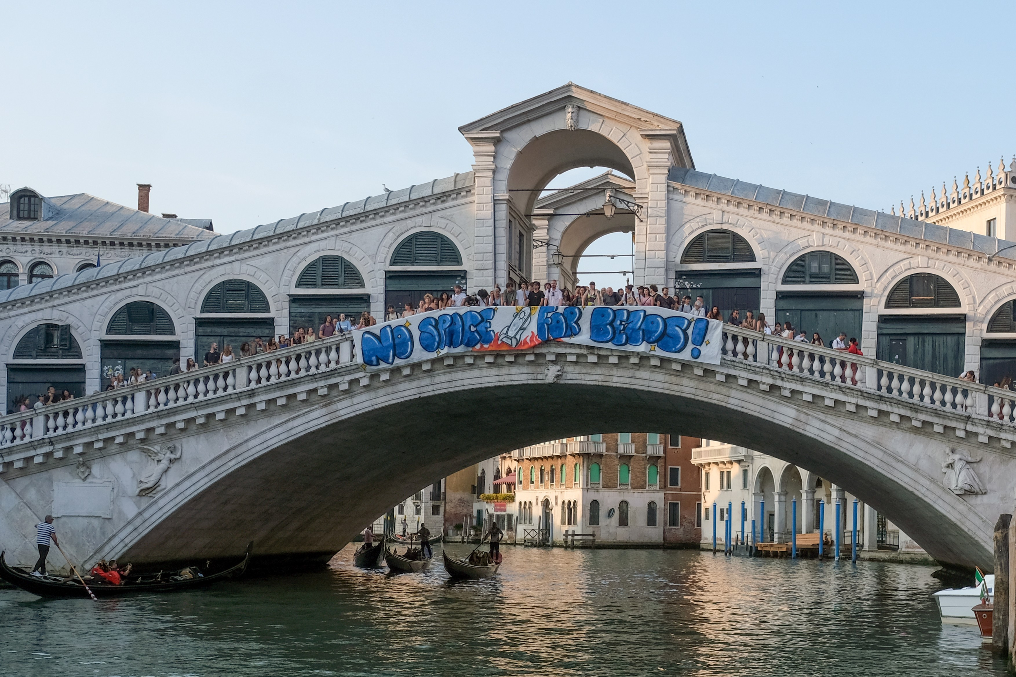 Venețienii au protestat față de nunta extravagantă anunțată de Bezos la finalul lunii | GALERIE FOTO