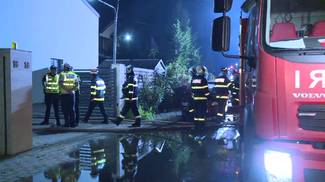 Patru case, afectate de un incendiu violent în Tunari. Flăcările s-au extins rapid din cauza unei lumânări