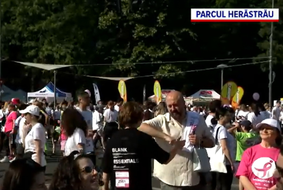 Mii de bucureșteni au alergat la cursa „Race for the cure”, dedicată femeilor care luptă împotriva cancerului de sân