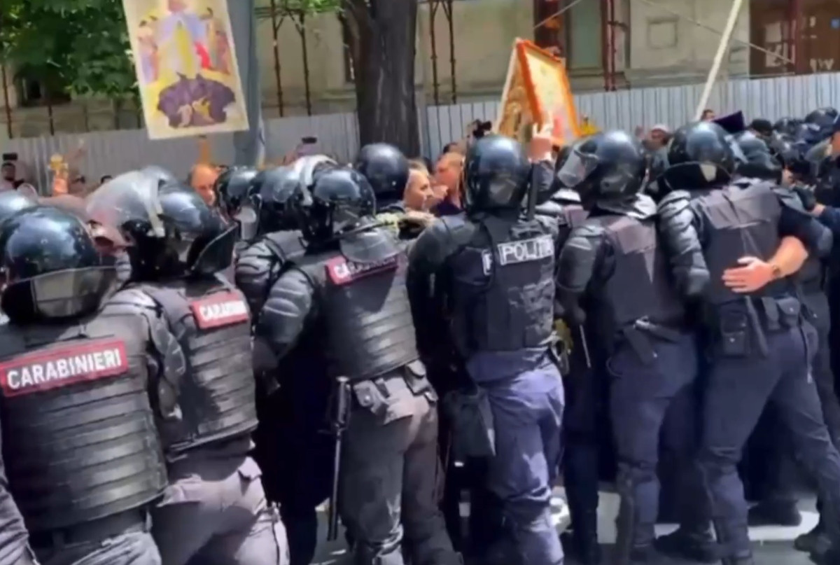 Altercații la marșul Pride din Chișinău. Manifestanții „normalității” s-au încăierat cu forțele de ordine