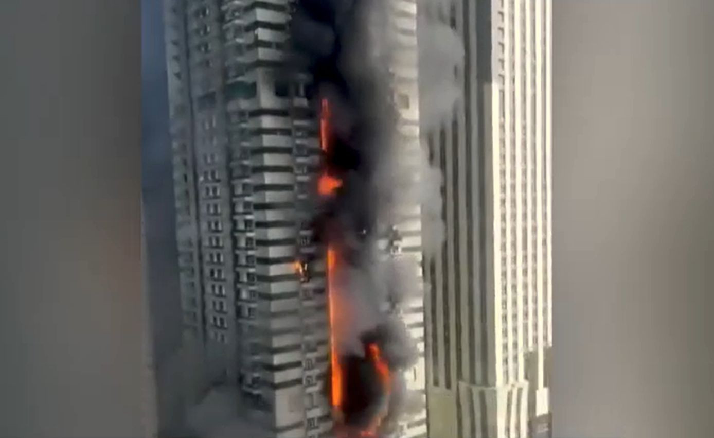 Incendiu masiv la un zgârie-nori din Dubai. În mod miraculos, nimeni nu a fost rănit. Cum și-a salvat familia un rezident