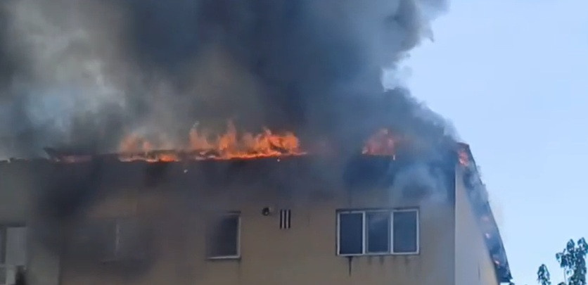 Incendiu violent în Slatina. Acoperișul unui bloc a ars, locatarii au ieșit în fugă