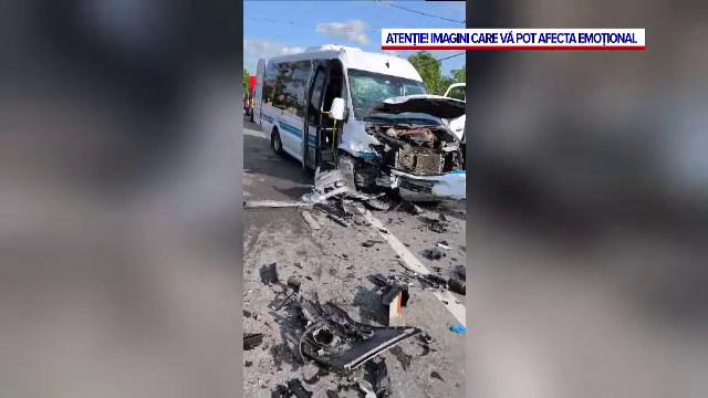 Impact frontal între o mașină și un microbuz, în Botoșani. Zece persoane au fost rănite, după ce șoferul ar fi adormit