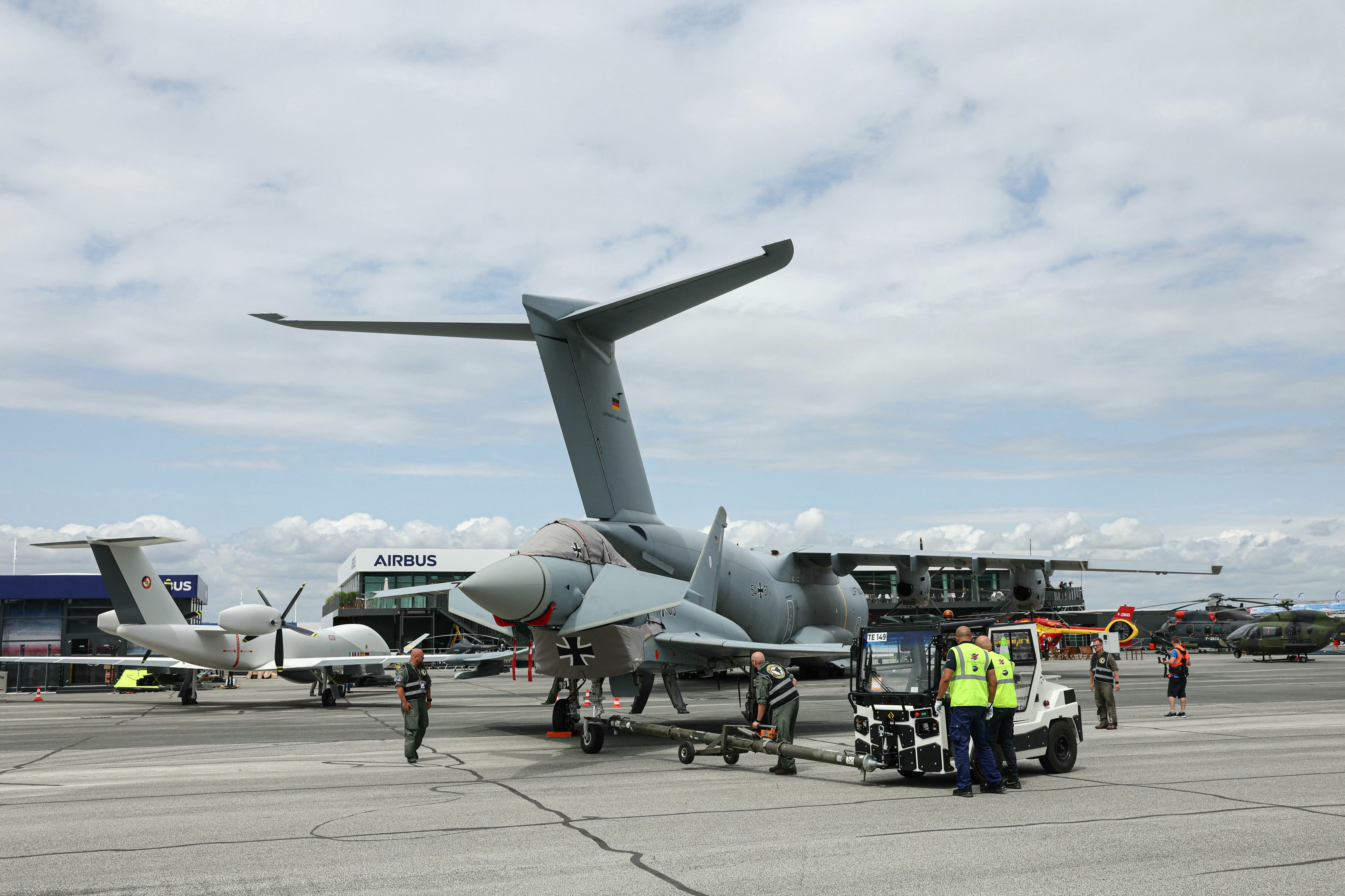 Scandal la Salonul Aeronautic de la Paris. Cinci standuri de armament israeliene, interzise prin decizie a guvernului francez