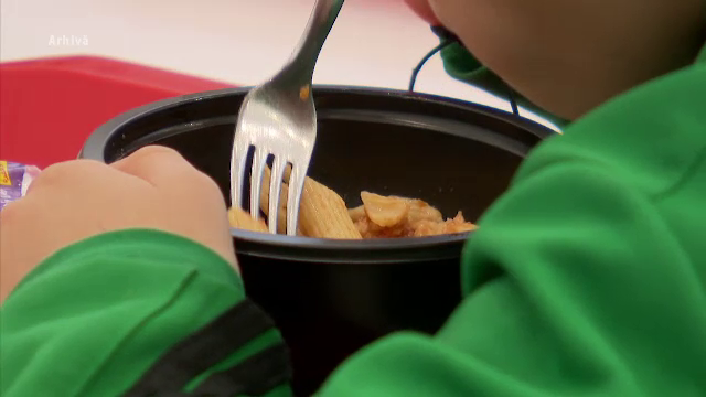 Zeci de copii spitalizați după ce au mâncat paste contaminate cu Salmonella la școală. Firma de catering, închisă