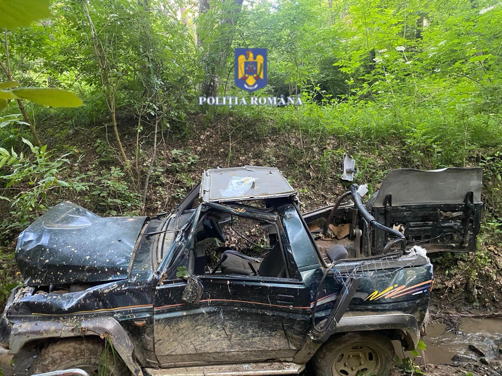 O mașină s-a răsturnat într-o râpă pe Transfăgărășan. Șoferul se află în stare gravă, iar pasagerul a decedat