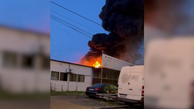 Incendiu de proporții în Galați. Mai multe spații comerciale și o vulcanizare au fost cuprinse flăcări