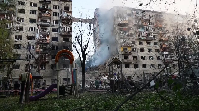 Patru morţi şi 17 răniţi într-un atac rusesc asupra oraşului Harkov. Clădiri rezidențiale au fost distruse de drone