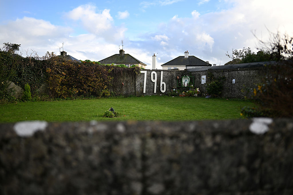 Rămășițele a 796 de bebeluși morți ar fi fost găsite în fosa septică a unei case conduse de călugărițe, în Irlanda