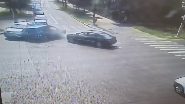 Un șofer a trecut pe roșu și a provocat un accident cu alte două mașini, în Timișoara