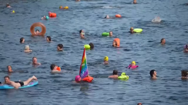 Sute de oameni s-au bălăcit în Berlin într-un râu în care timp de un secol a fost interzisă intrarea în el. Care a fost cauza