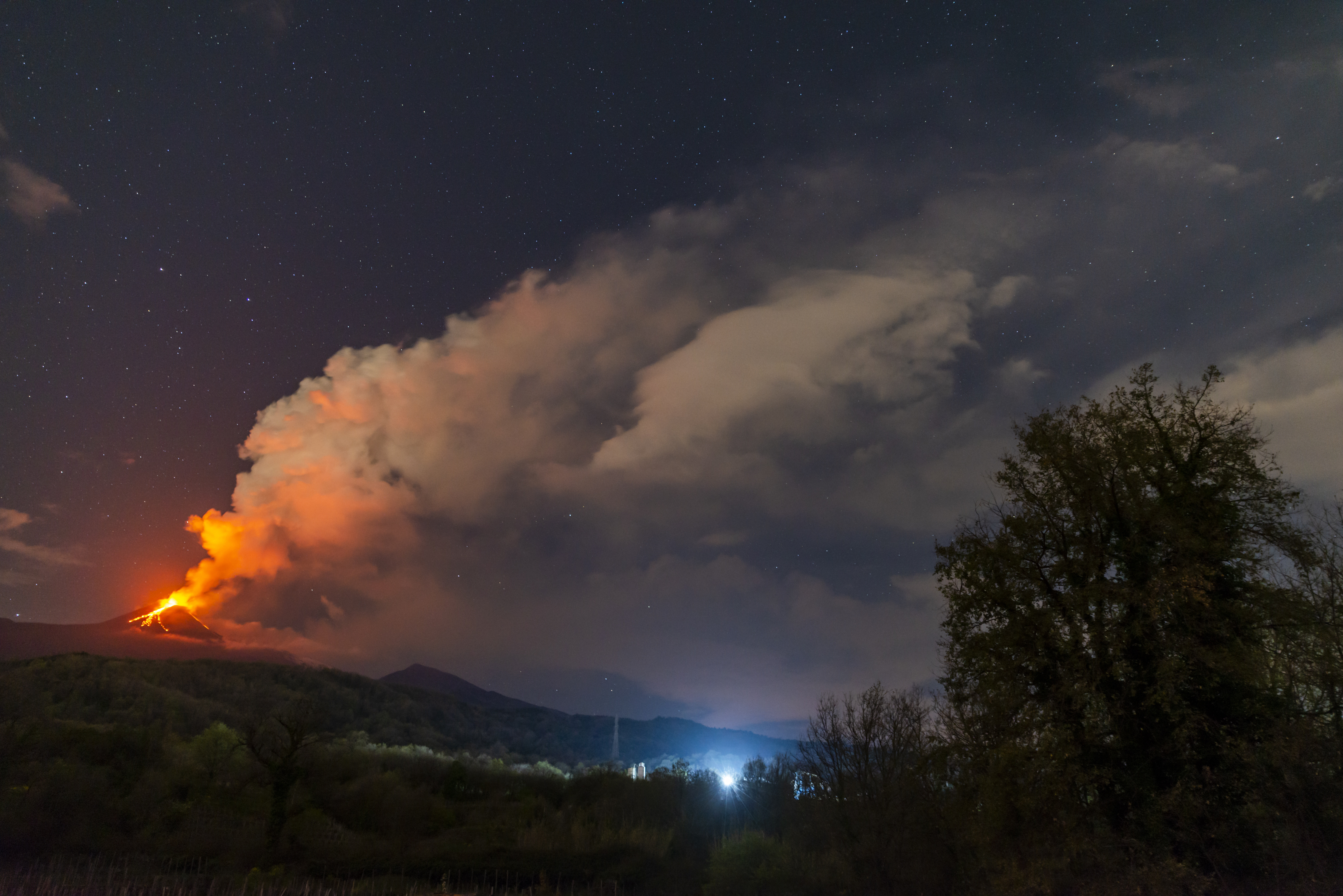 Trei țări și-au anulat zobrurile spre Bali, după ce un vulcan a erupt. Cenușa a fost aruncată la 11 km înălțime. VIDEO