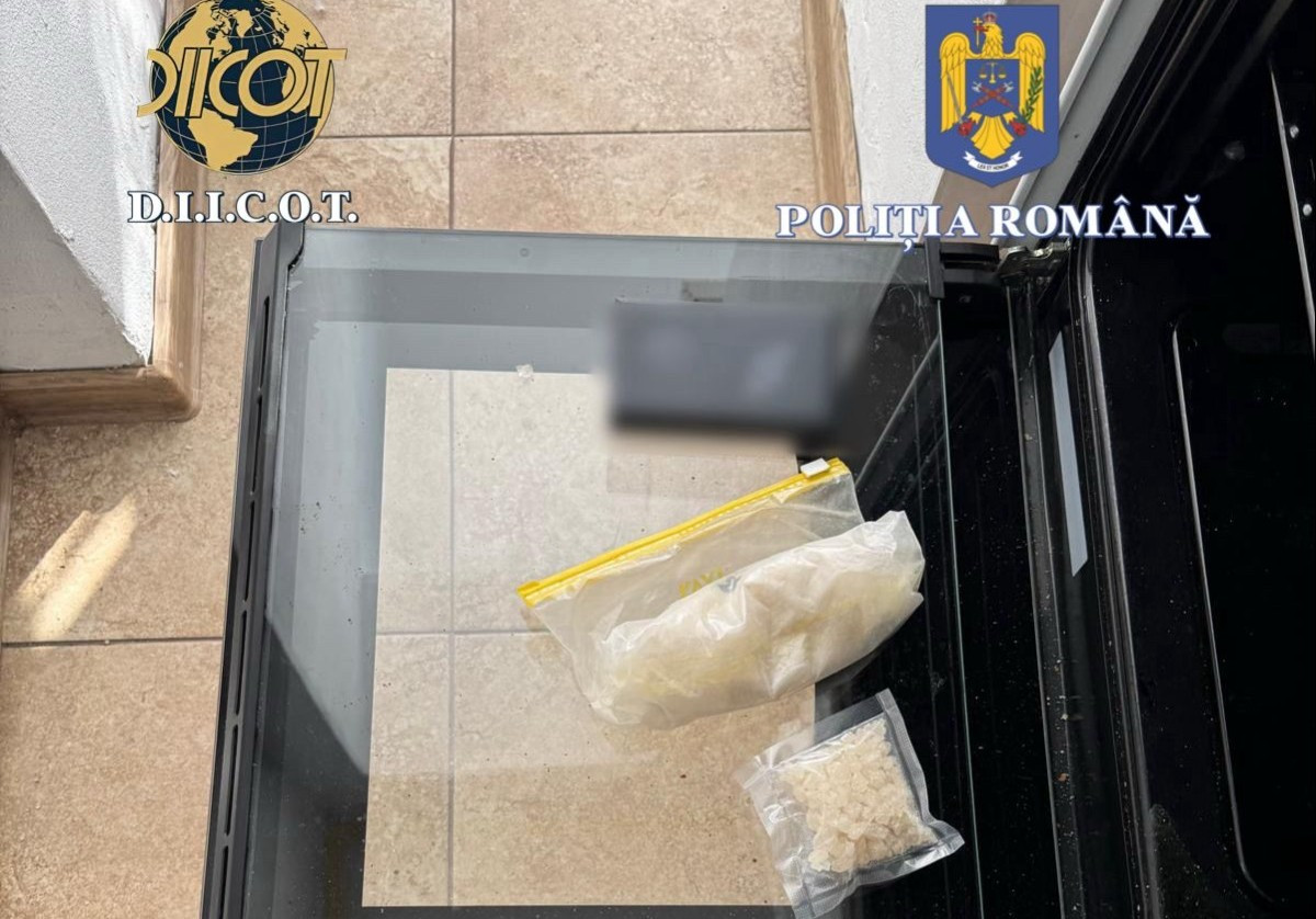 Trei tineri, printre care și un minor, au fost reținuți pentru trafic de droguri de mare risc în Bistrița Năsăud