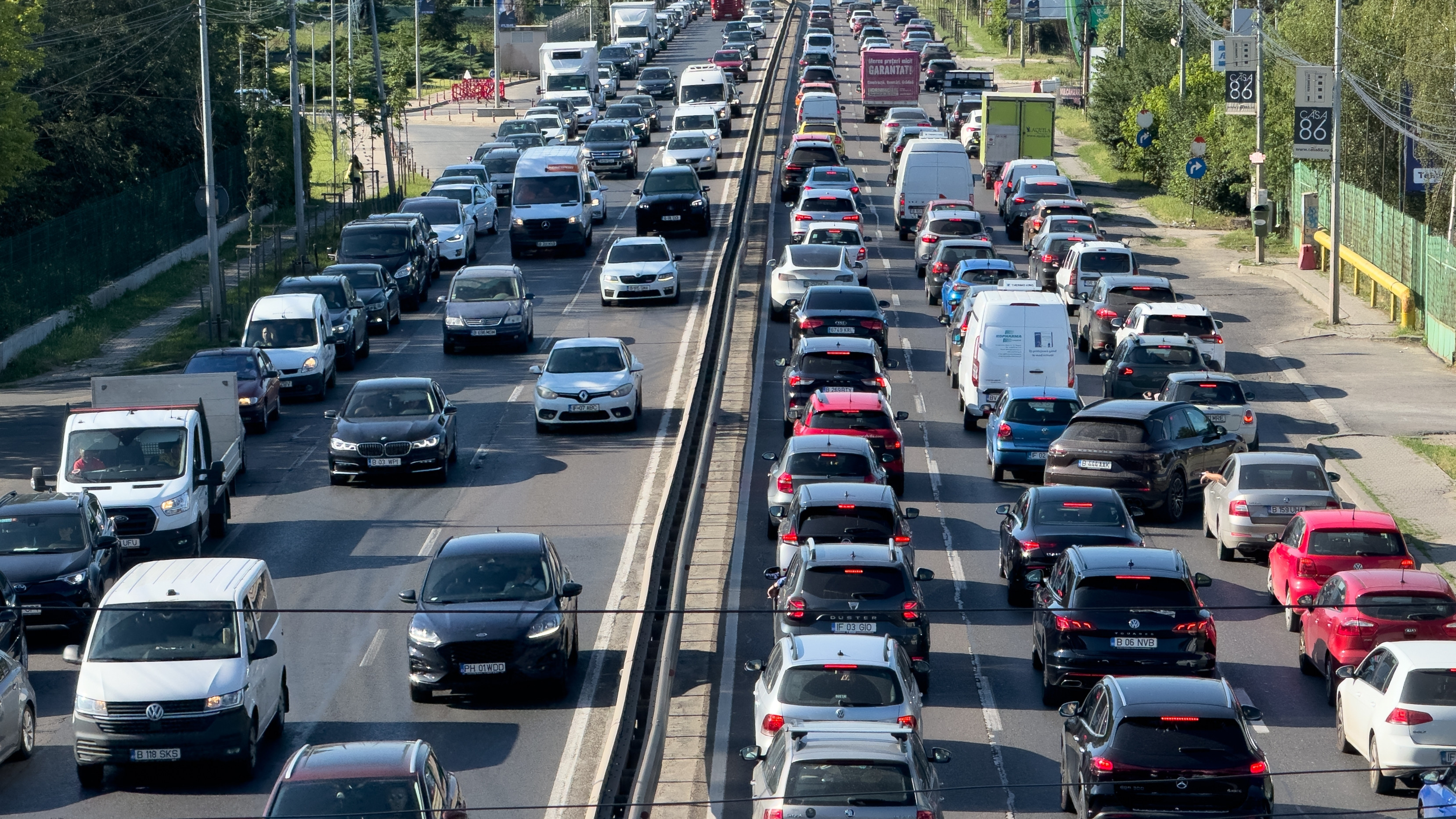 S-a terminat minivacanța, începe aglomerația. ”Se circulă în coloană” pe drumurile de la munte și litoral spre București