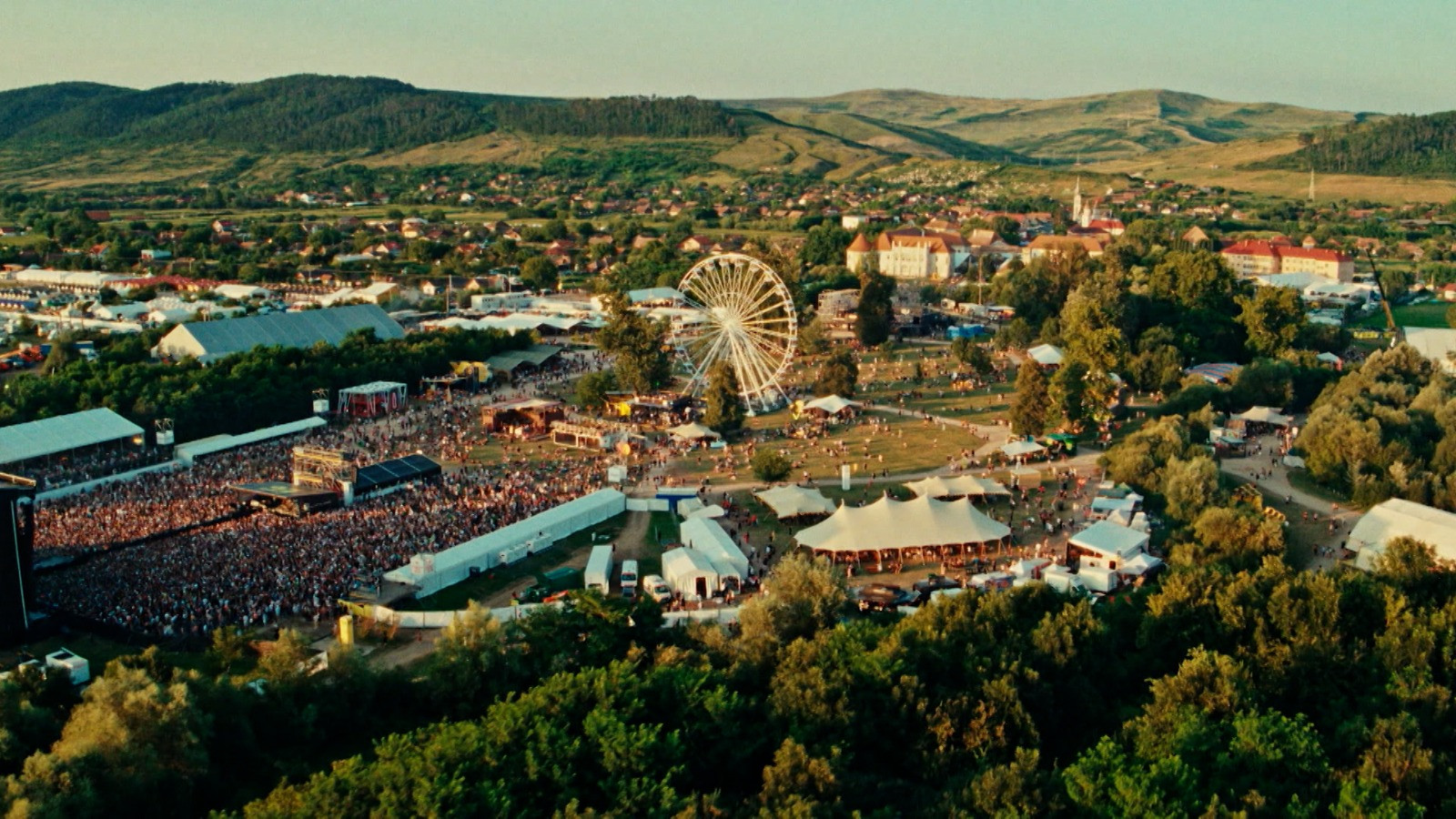 A început festivalul Electric Castle. „Dacă plouă, să ne ploaie din cap până-n picioare!”