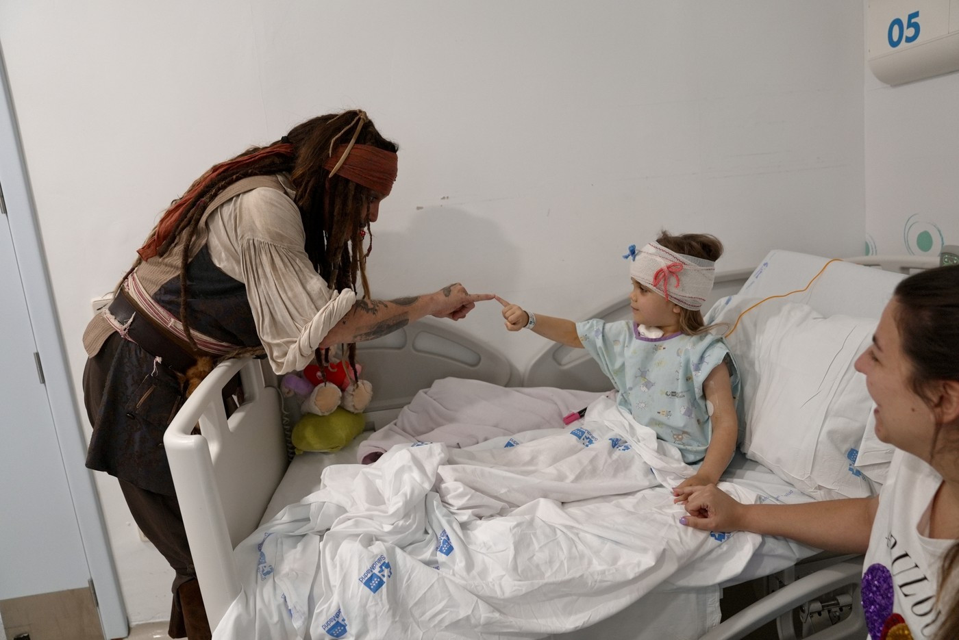 Johnny Depp, Jack Sparrow pentru o zi la un spital de pediatrie din Madrid. Reacția celor mici. GALERIE FOTO