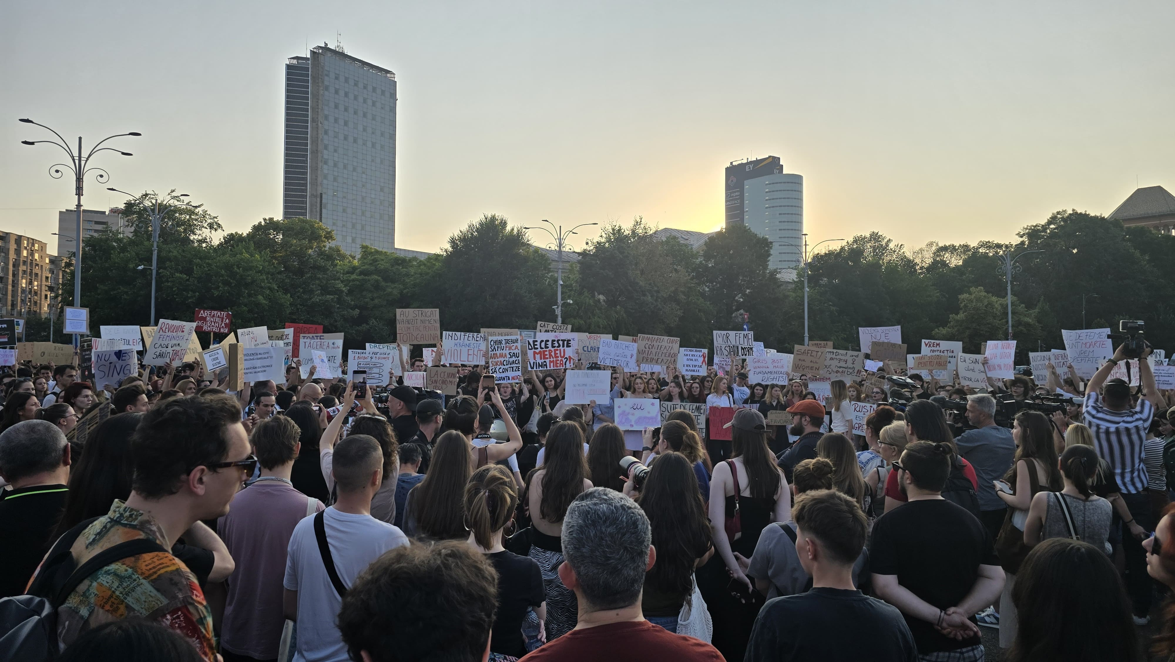 Manifestație faţă de cazurile de violenţă împotriva femeilor, în Piaţa Victoriei. Nicușor Dan promite măsuri concrete. FOTO