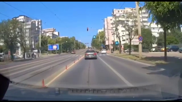 Cursă periculoasă în Iași. Un șofer care a trecut pe roșu s-a oprit într-un container