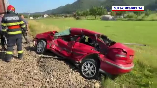 Cum a scăpat de moarte o șoferiță de 19 ani în ultimul moment, după ce a rămas cu mașina blocată pe calea ferată