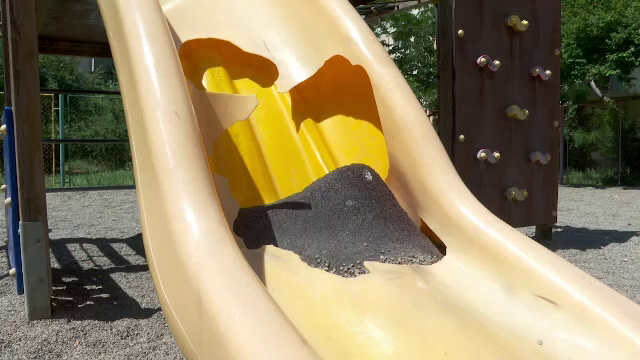 Locurile de joacă din Iași au devenit extrem de periculoase pentru copii: „Parcul de la școală este distrus”