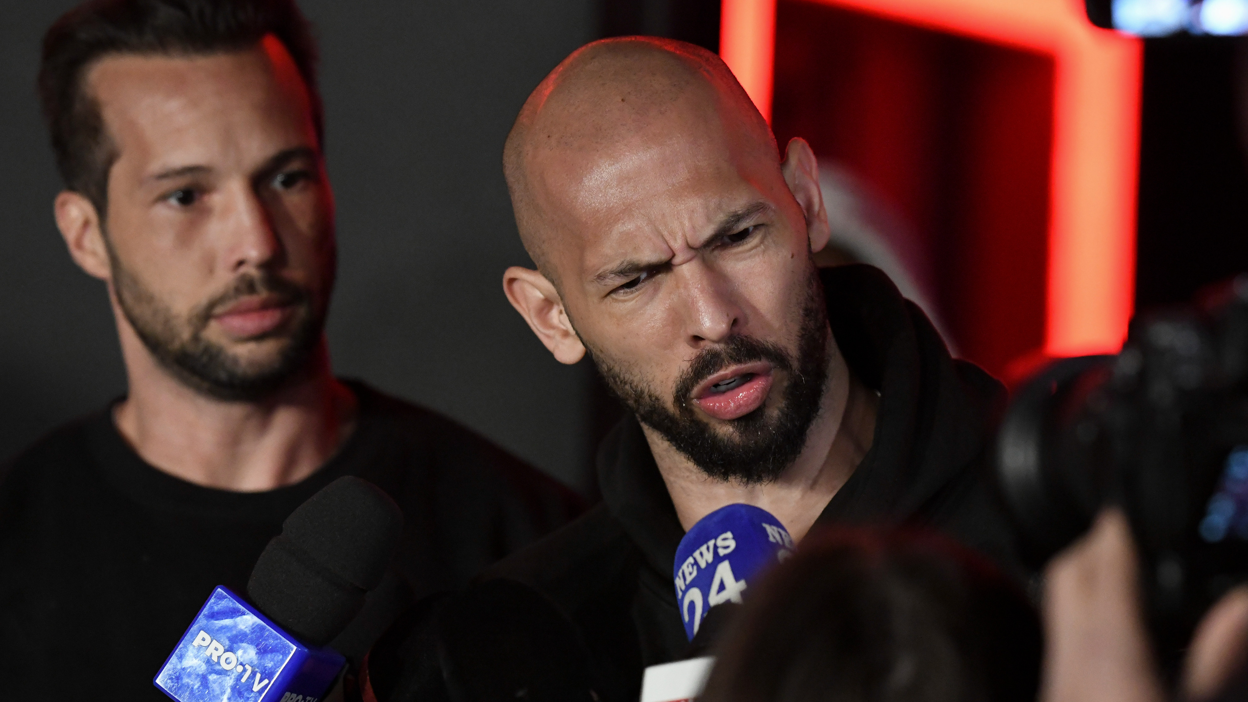 Incident la reședința fraților Tate din Voluntari. Un muncitor aflat pe proprietatea milionarilor a fost atacat de un bărbat