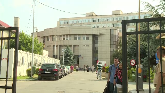 Medici de la Spitalul Militar din Capitală, acuzați că cereau și primeau șpăgi pentru pensionare anticipată și operații