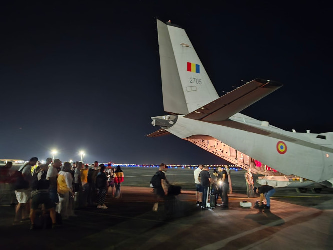 Peste 120 de români din zona de conflict din Orientul Mijlociu au fost repatriați în România