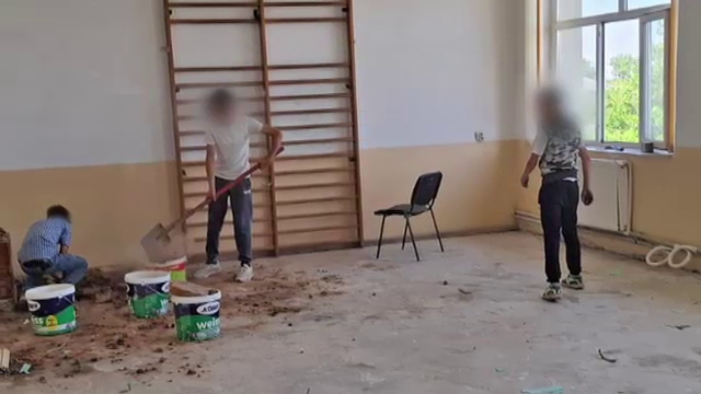Elevi puși să muncească în schimbul unei medii de trecere, în Dolj. „Copiii erau cu roabele, cărau molozul”